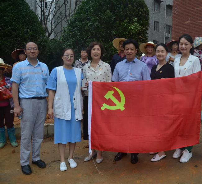 炎炎夏日送清涼，點滴關(guān)懷暖人心——城投集團各黨支部開展“送清涼”慰問一線員工活動